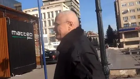 Ești un PROST. Măi, escrocule, eu te plătesc! Eugen NICOLICEA, scuipat de un protestatar. Codrin ȘTEFĂNESCU a avut parte de un tratament asemănător