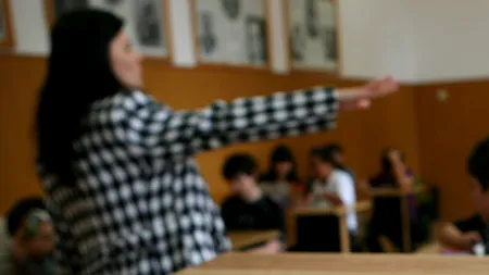 Din 24 de ani de serviciu, o profesoară a fost prezentă la ore DOAR patru ani. Când venea la școală „folosea încontinuu telefonul”