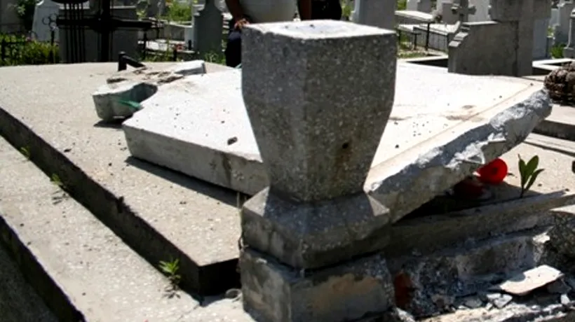 Bărbat mort în 2006, dezgropat dintr-un cimitir din Iași pentru a-i fi furate bijuteriile