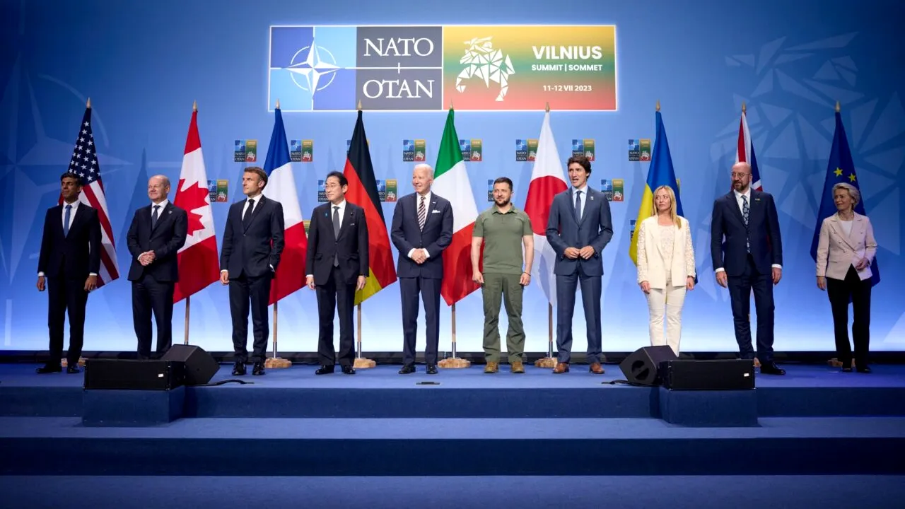 Marea Britanie se va consulta cu aliații din NATO pentru soluții de menținere a asistenței pentru Ucraina, în contextul crizei politice din SUA