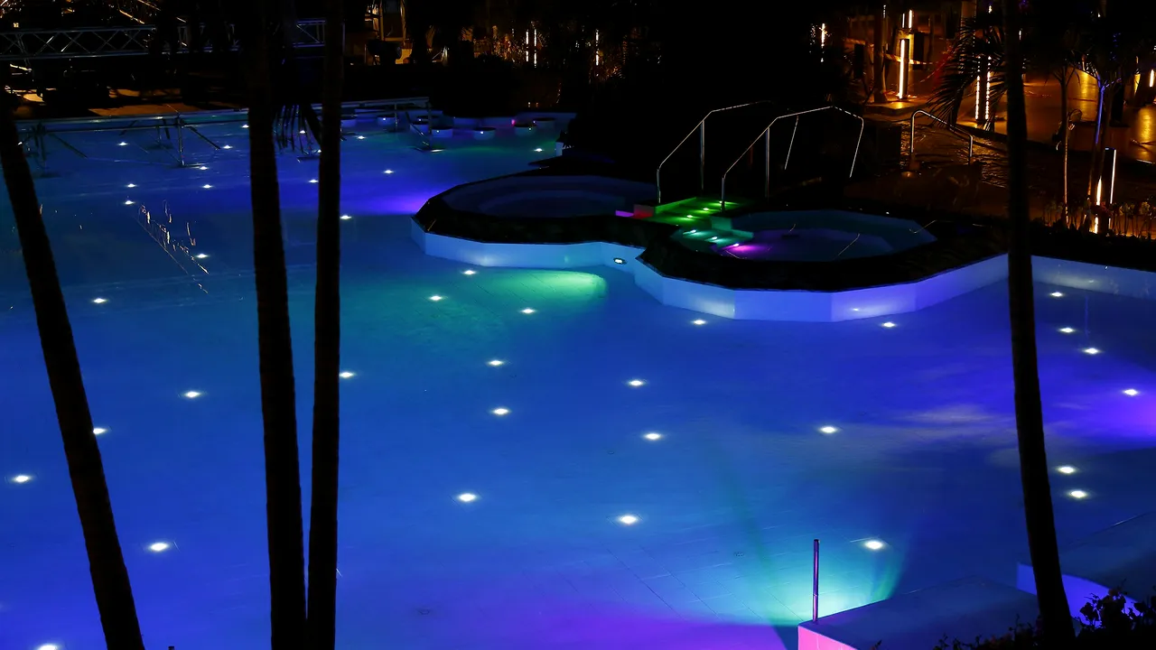 Unde se deschide vineri primul cinematograf acvatic din România