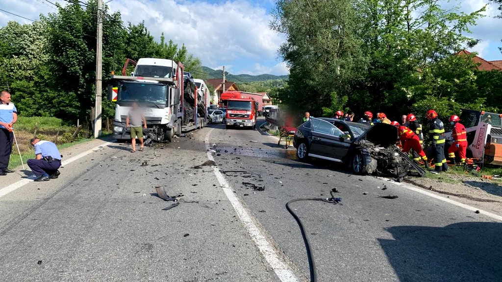 FOTO | Accident grav în Vâlcea. O maşină şi un TIR încărcat cu autoturisme s-au ciocnit. Un copil de 7 ani și o femeie au fost răniți