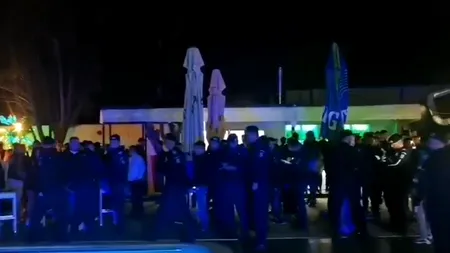 VIDEO | Razie în miez de noapte, la un club din București: Zeci de persoane legitimate / Patru bastoane și patru spray-uri lacrimogene, depistate