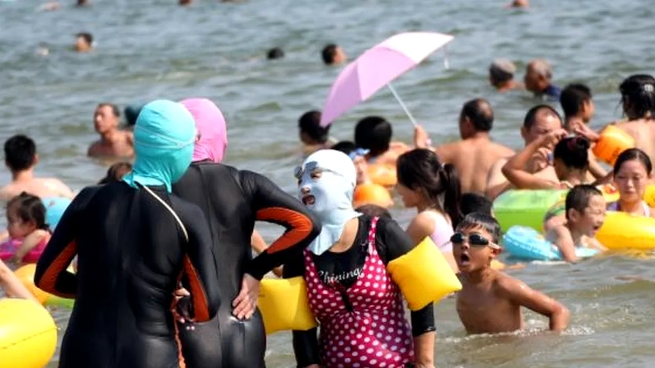 ULTIMA MODĂ printre chinezii care merg la plajă. GALERIE FOTO