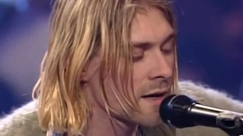 Cardiganul verde măsliniu purtat de Kurt Cobain în timpul celui mai tare concert „MTV Unplugged, vândut pentru o sumă record