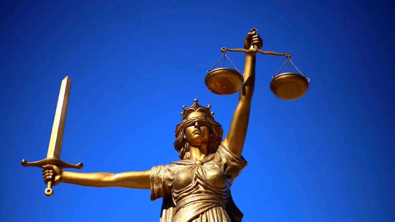 Excepții. Doi magistrați din Arad de 65 și 66 de ani NU vor să se pensioneze