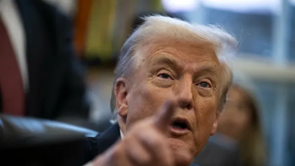 „Războiul” lui Trump împotriva științei. Companiile americane raportează pierderi majore și concedieri în masă, după tăierea finanțărilor federale