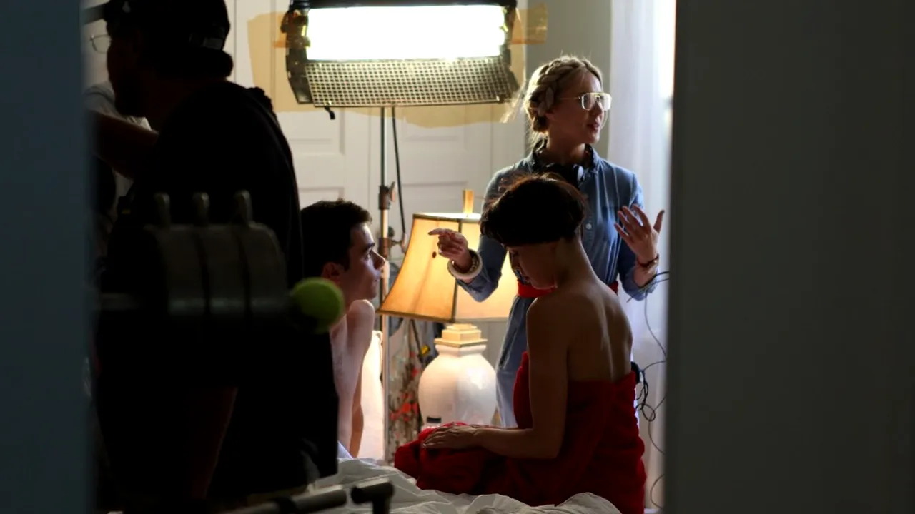 Află totul despre #OhRamona! Vloggerițele Mimi și LikeCreața îl dezbracă de secrete pe actorul Bogdan Iancu