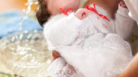 Cazul bebelușului care a murit după ce a fost scufundat în cristelniţă. Petiţie pentru modificarea ritualului botezului