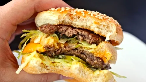 VIDEO. Experiment: ce se întâmplă cu acest hamburger ținut timp de 14 ani la temperatura camerei