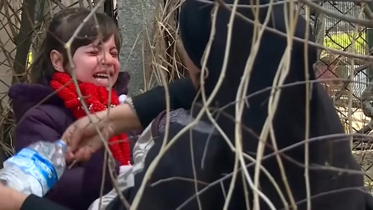 CRIZA REFUGIAȚILOR. Pături, saltele, cizme, cearșafuri. România scotocește în din rezerva de stat ca să ofere ajutor Greciei