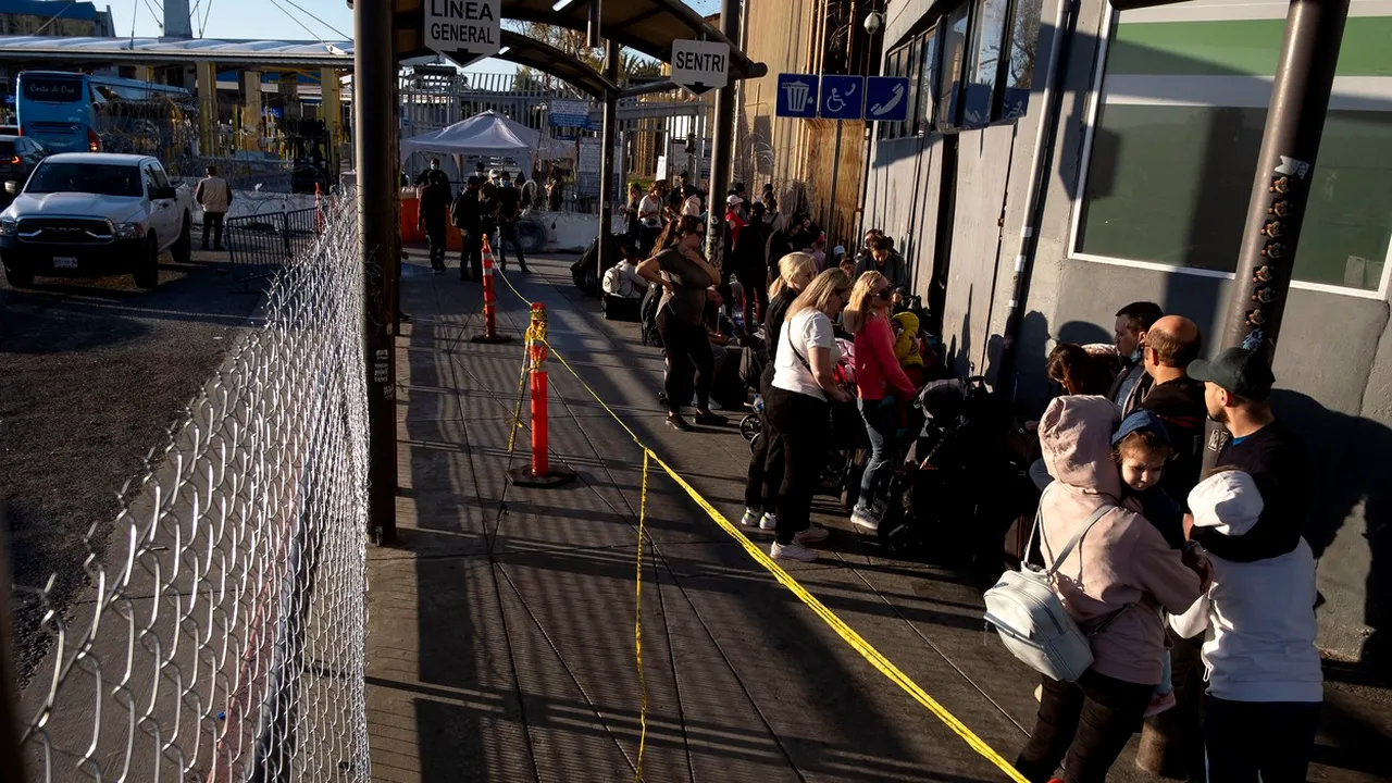 Mai mulți români cer azil la granița SUA cu Mexic, susținând că Putin invadează România