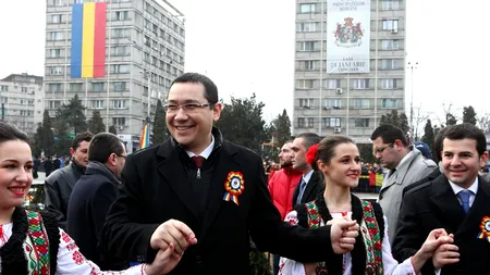 Iohannis și Ponta s-au prins în Hora Unirii, la Iași. Împreună, la masa Mitropolitului