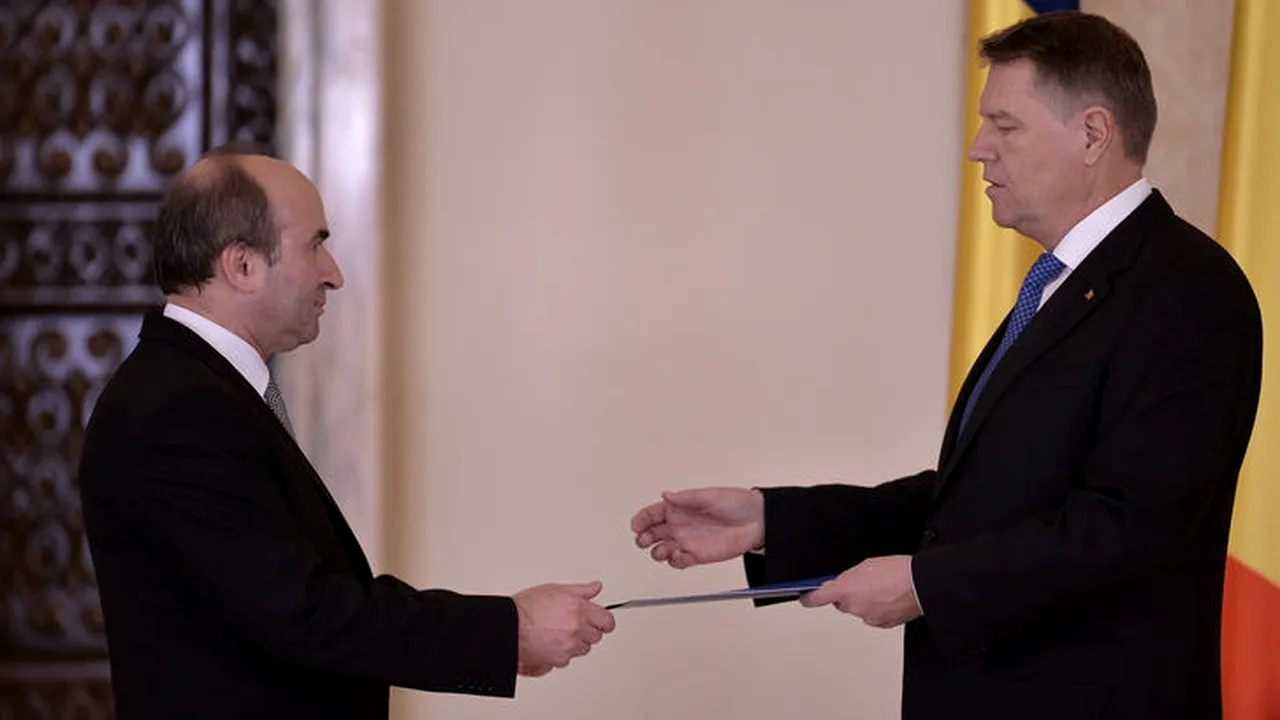 FURTUNĂ POLITICĂ după AVIZUL Comisiei de la Veneția. Iohannis cere DEMISIA lui Toader. Ministrul Justiției: modificările au survenit în Parlament