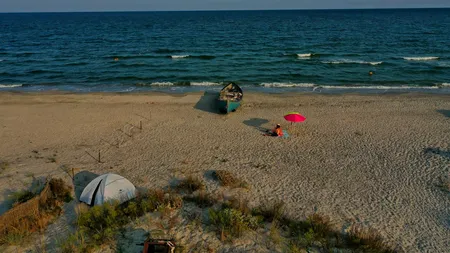 Noapte de coșmar pentru turiștii care au campat pe plaja Vadu: „Toată noaptea s-au mutat corturile”