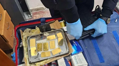 Zeci de lingouri de aur nedeclarate, descoperite în bagajele unui bărbat, pe Aeroportul din Timișoara