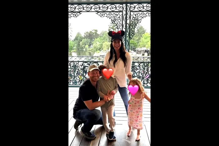 Prin&#539;ul Harry &#537;i Meghan Markle, &icirc;n mijlocul unei controverse dup&#259; vizita la Disneyland cu copiii. O fotografie de familie le-a adus un val de CRITICI