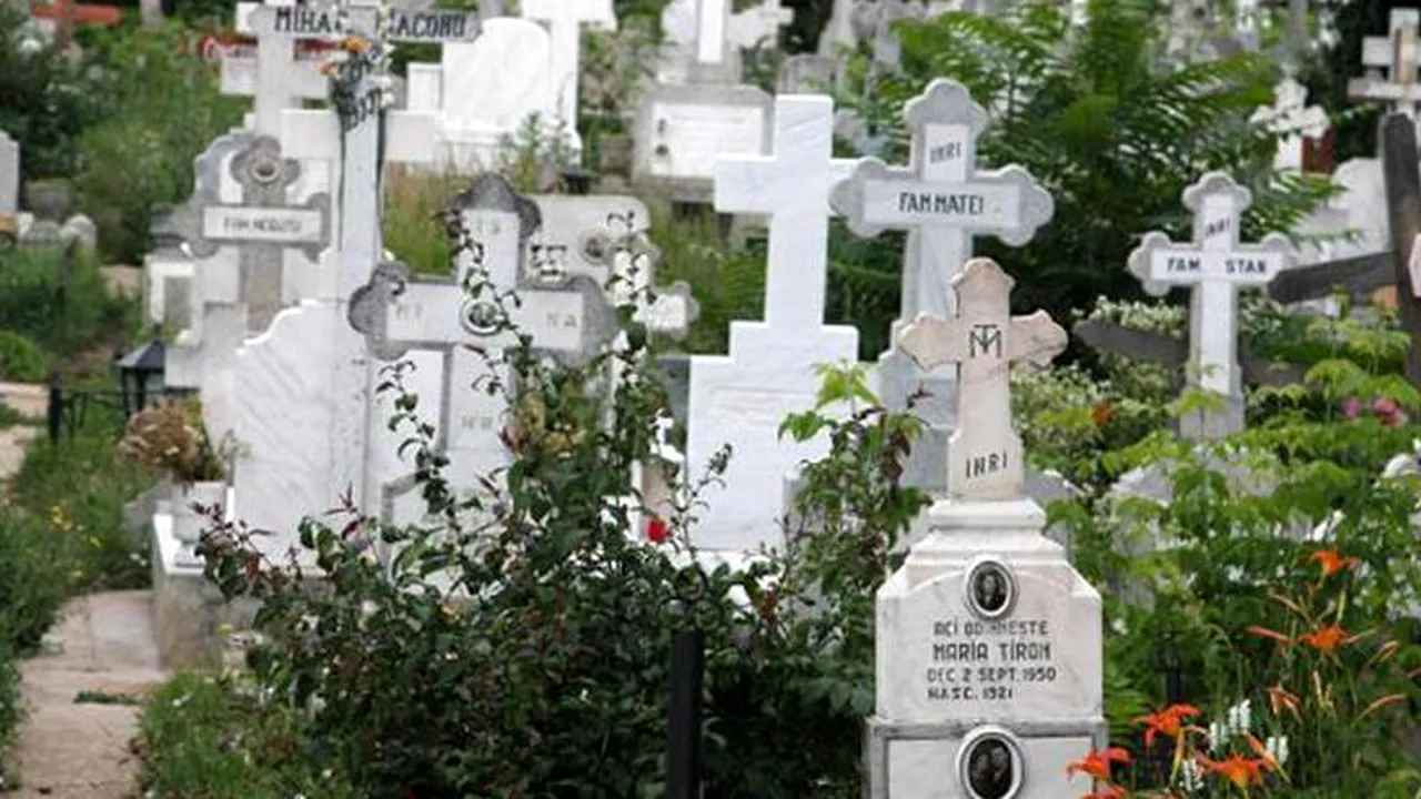 Un muncitor a murit într-un cimitir din Hunedoara, după ce utilajul pe care lucra s-a răsturnat peste el