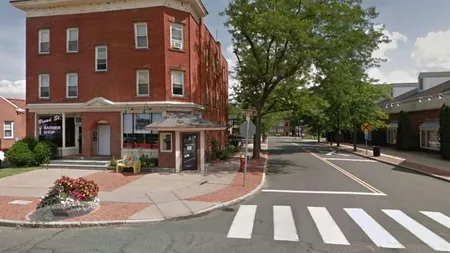 Restaurant închis după ce prin tavan a început să curgă un lichid roșiatic, urât mirositor. Descoperire șocantă făcută de poliție la etaj