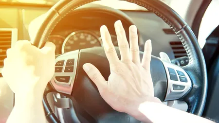 Un şofer beat a intrat intenţionat cu maşina într-un grup de persoane. Motivul pentru care a recurs la acest gest