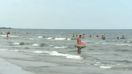 CONTROVERSA apei infestate cu E.Coli, în zona plajelor din Vadu și Corbu. Pot face baie turiștii în mare sau nu?