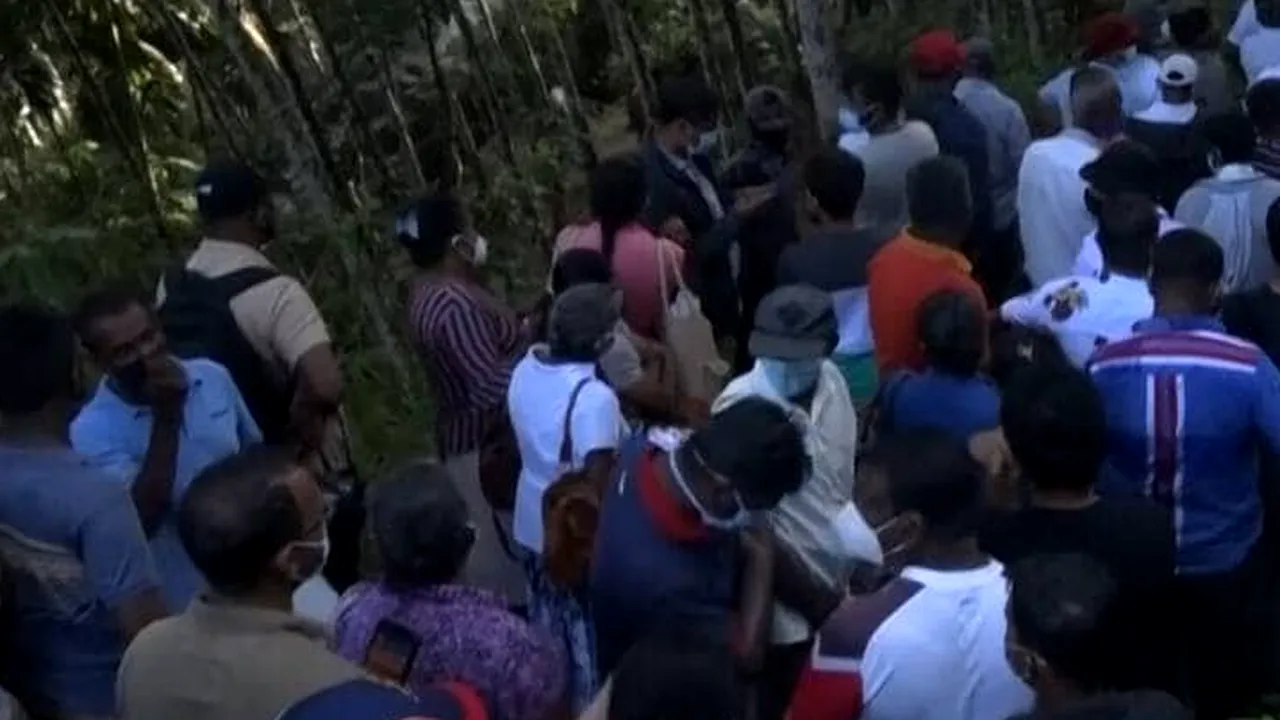 Mii de oameni din Sri Lanka au sfidat restricțiile impuse de pandemie pentru a primi un sirop anti-Covid, oferit de un 