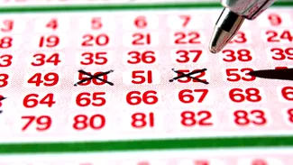 Un angajat al unei companii a câștigat marele PREMIU după ce a jucat la loteria organizată la o petrecere de sfârșit de an. Ce a făcut cu banii