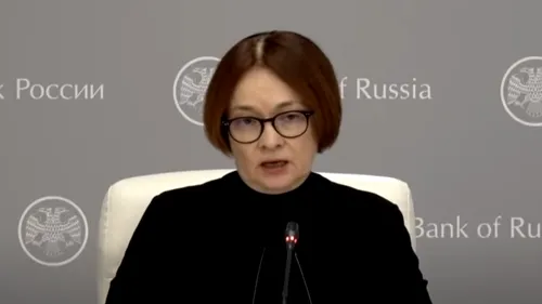 Șefa Băncii Centrale din Rusia vrea să demisioneze, dar Putin nu o lasă. Cine este femeia care comunică prin intermediul broșelor
