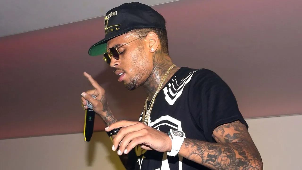 Celebrul artist american Chris Brown, ARESTAT într-un hotel din Manchester, după ce a lovit un producător. Muzicianul a fost dat în judecată