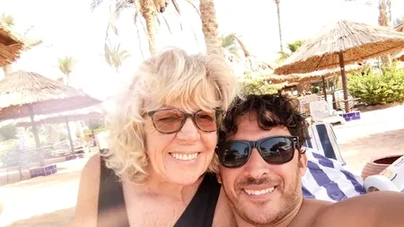 Iris și Mohamed, relație complicată. Ea are 81 de ani, el 36. Bătrâna suferă după soțul „blocat” în Egipt: „Vârsta nu e de partea mea, pot muri și mâine”