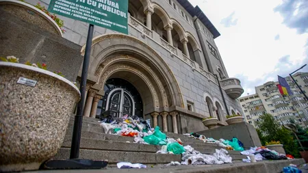 Protest la Primăria Sectorului 1. Mai mulți locuitori au lăsat saci cu gunoi pe scările instituției (FOTO)