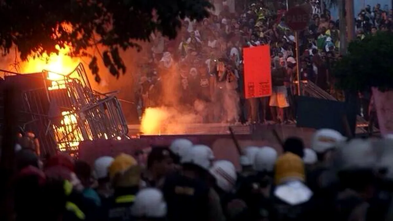 Brazilia iese în stradă. Autobuze incendiate și magazine jefuite după înfrângerea echipei naționale - GALERIE FOTO