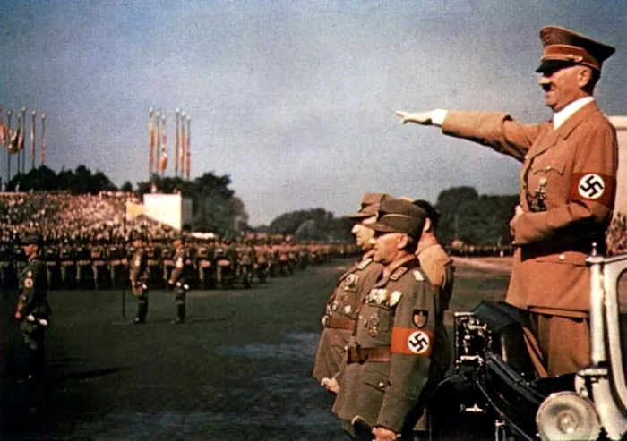 Cancelarul german Adolf Hitler, făcând salutul său „nazist” la o paradă militară 
