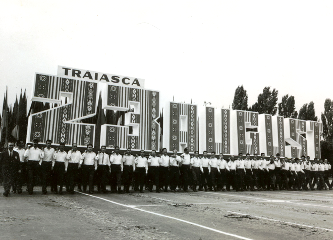 Demonstraţia din 23 august 1967 a oamenilor muncii din Capitală cu prilejul aniversării zilei de 23 august 1944. Sursa - Fototeca online a comunismului românesc, cota 505-1967