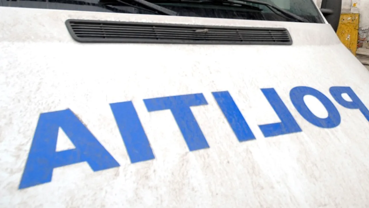 O autospecială de Poliție aflată în misiune a lovit o mașină, apoi s-a răsturnat, la Târgu Mureș