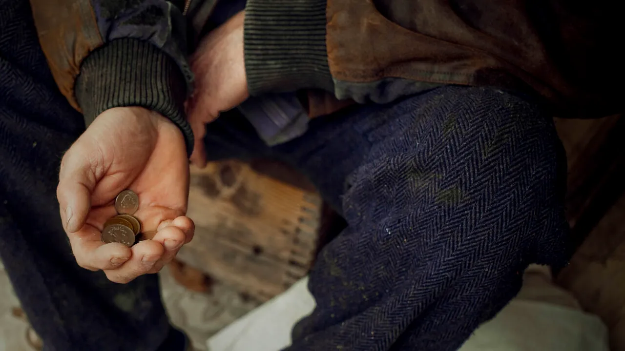 Tânăr îmbrăcat cu geacă Moncler și încălțat de la Adidas, filmat când cerșea în gara din Koln. „Așa arată sărăcia în Germania”