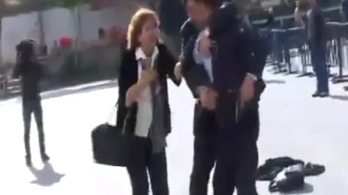 Momentul în care un ziarist turc este atacat cu un pistol, surprins de un cameraman care transmitea live