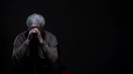 Bătrân de 82 de ani, păcălit să trimită 700.000 de lei către o fundație care nu exista