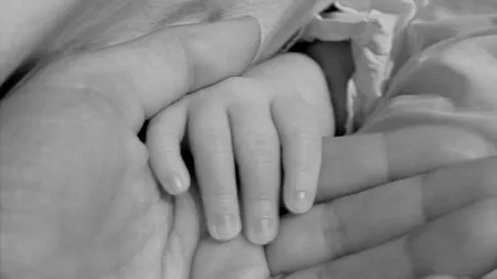 Tânăra care a născut în toaleta unei benzinării din Satu Mare şi apoi a aruncat la gunoi pruncul a fost condamnată