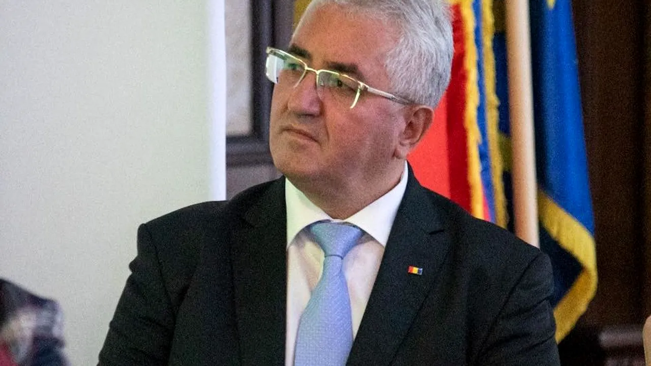 ACHIZIȚII. În timp ce medicii din Suceava se luptau cu pandemia de coronavirus, primăria cumpăra luminițe și ouă 3D pentru Paște în valoare de 27.000 de euro