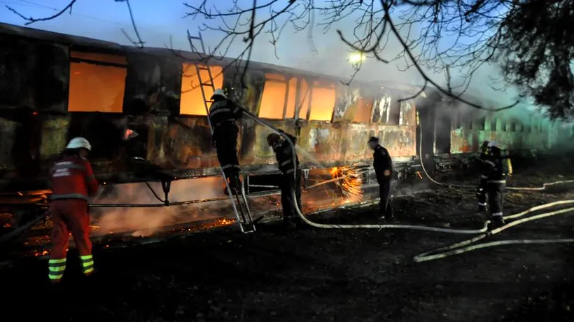 Incendiul din Gara Bacău, stins de pompieri; două vagoane de călători au ars în totalitate 