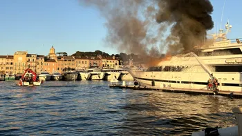 Un iaht de lux a luat FOC în Franța, la Saint-Tropez. Nava riscă să se scufunde