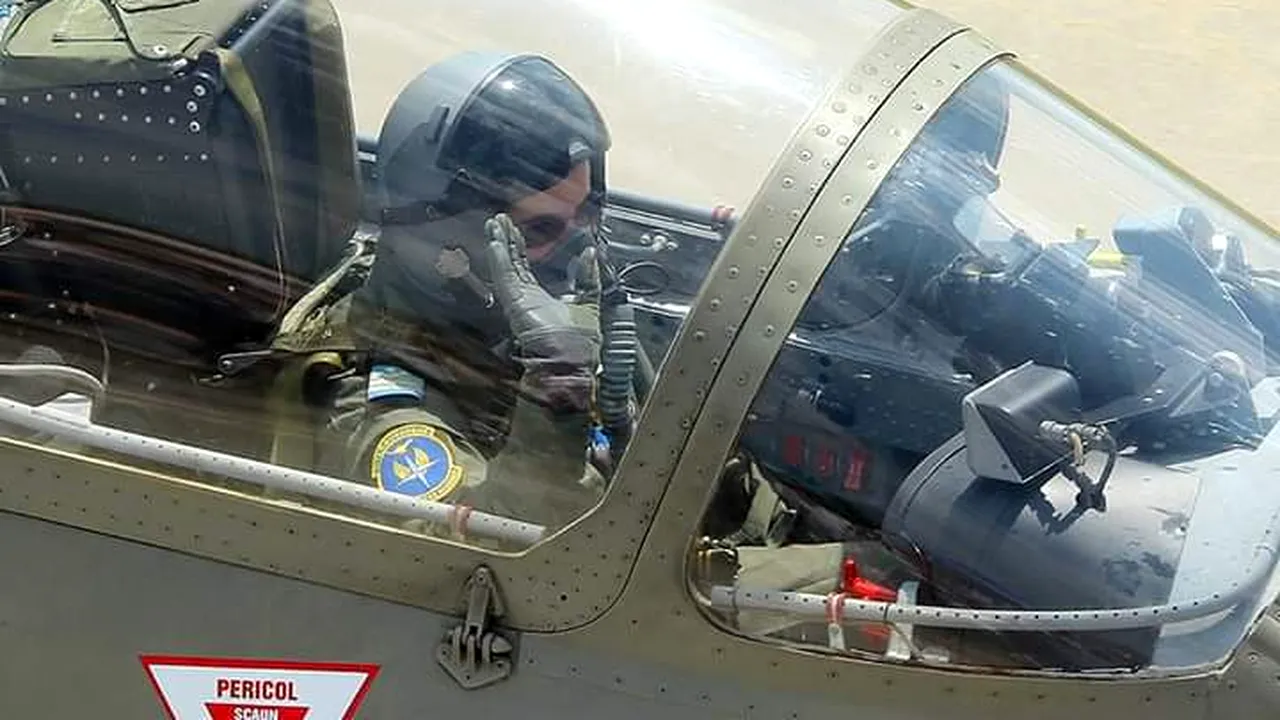 Voi SURVOLA pentru prima oară ARCUL DE TRIUMF. Oana ARDELEANU, prima femeie-pilot instructor pe un avion cu reacție din Forțele Aeriene Române