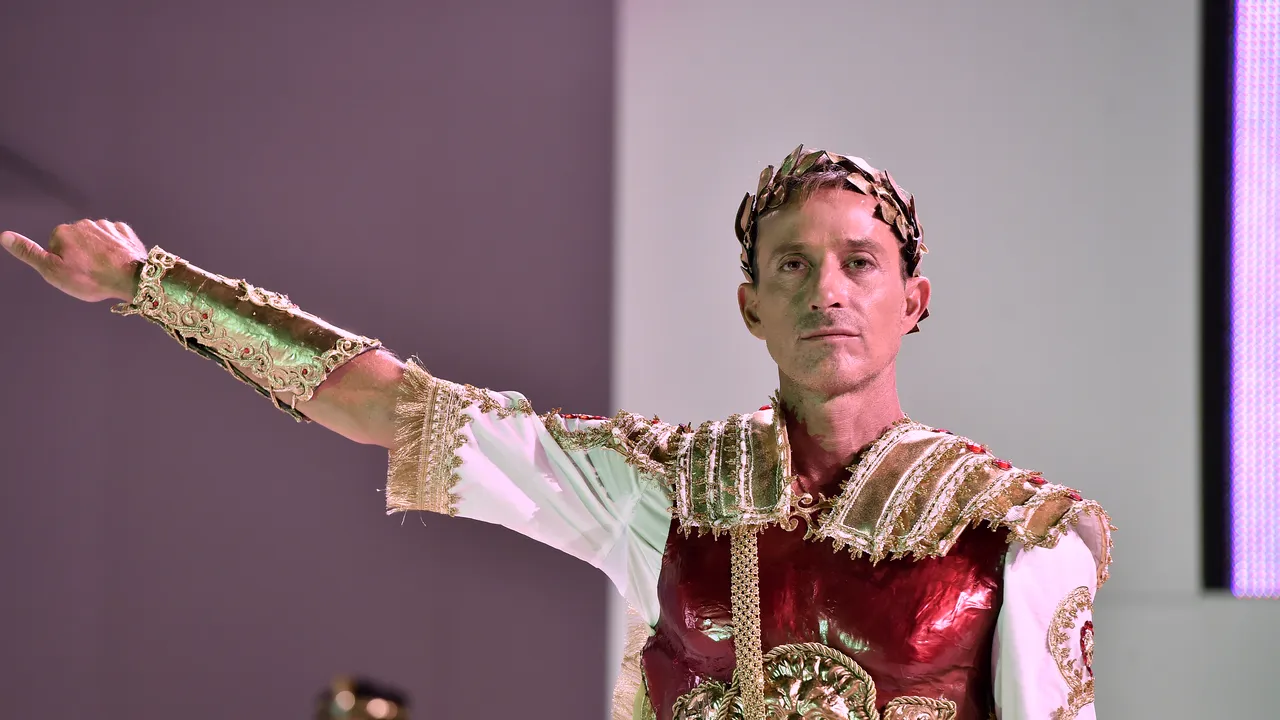 Radu Mazăre, în rolul Croitorașului cel viteaz la Rahova. Fostul edil a vrut la atelierul auto, dar a ajuns la mașina de cusut