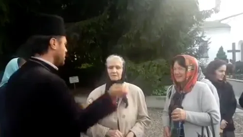 Ritual ciudat sau practică bisericească: Credincioși „plesniți peste ochi cu aghiasmă de către preot în curtea unei mănăstiri - VIDEO