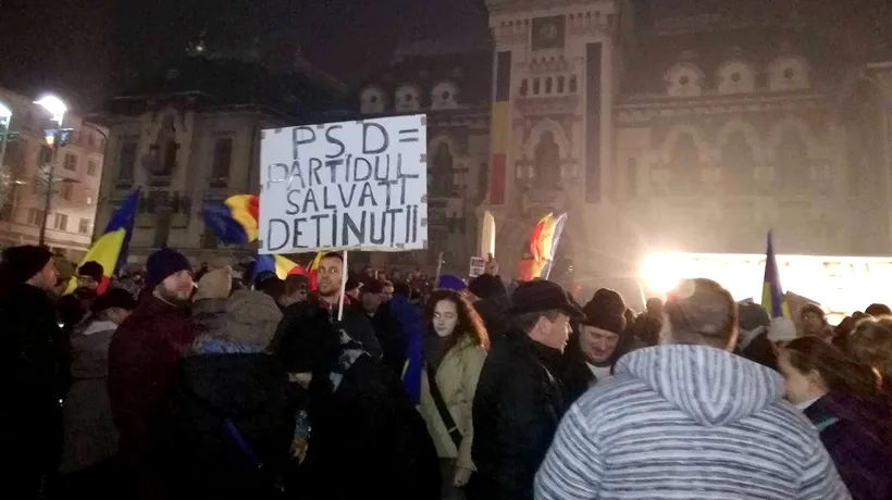 Patru mii de oameni protestează la Craiova: Dacă nu retrageți OUG vine și mami și ea e pisăloagă! 