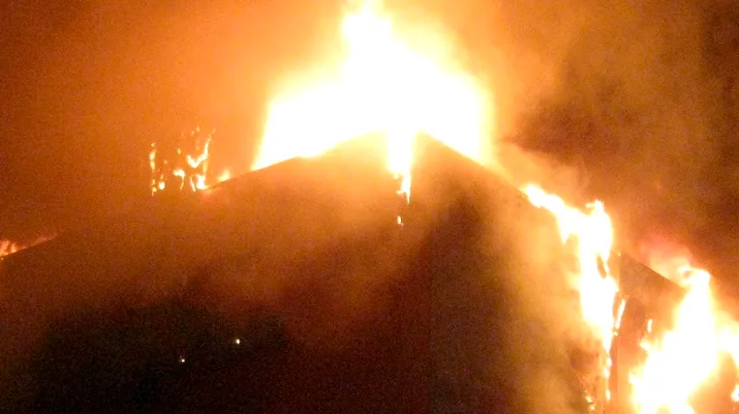 Incendiu puternic la un hotel din Moneasa, turiștii cazați acolo au fost evacuați