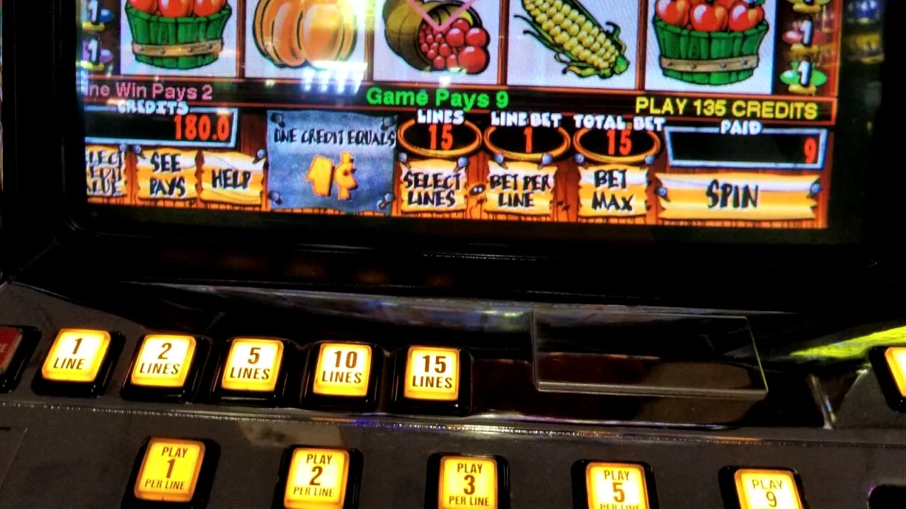 Dispar păcănelele de la țară. În orașe, pot fi interzise sălile de jocuri de noroc de la scara blocurilor. Ce propun senatorii