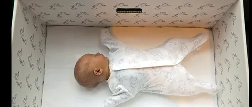 O tradiție veche de 75 de ani: De ce dorm bebelușii finlandezi în cutii de carton