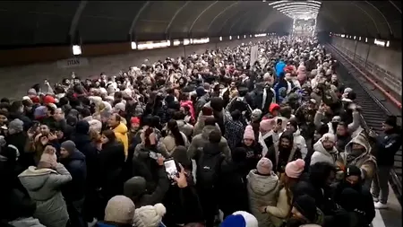 Moment impresionant în noaptea de Revelion. Sute de nepalezi, pe peronul de la stația de metrou Titan, au celebrat trecerea în noul an